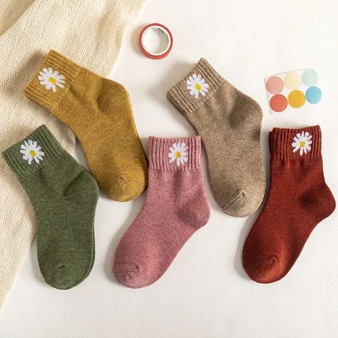 Product Introduction: Get your little ones ready in style with our cotton-polyester-ammonia blend daisy-patterned mid-calf socks. This pack of five pairs is perfect for everyday wear, adding a touch of charm to any outfit with its cute and playful design. Increase their charm and comfort with our daisy-patterned mid-calf socks. Baby Socks Knit, Vogue Kids, Comfy Socks, Boys Socks, Baby Trend, Warm Socks, Daisy Pattern, Cute Socks