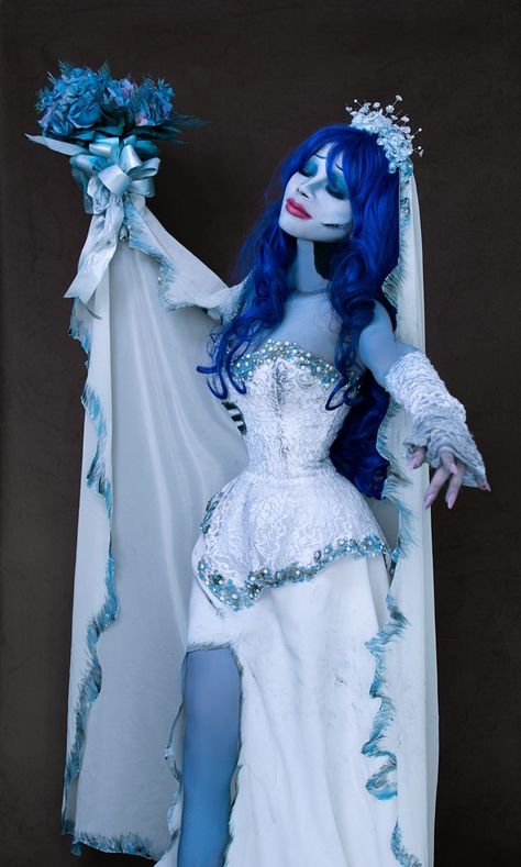 Emily Corpse Bride Cosplay, White Hair Costume, Long Hair Halloween Costumes, Halloween Costumes Photoshoot, Diy Corpse Bride Costume, Emily Corpse Bride Makeup, Emily Corpse Bride Costume, Halloween Cosplay Women, Corpse Bride Cosplay