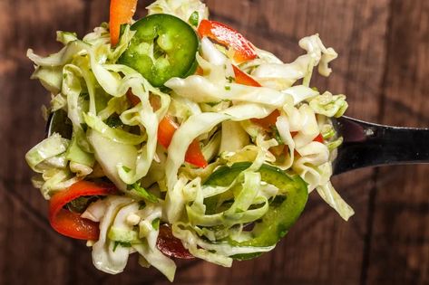 Jalapeño Coleslaw, Tangy Coleslaw Recipe, Spicy Slaw, Healthy Coleslaw Recipes, Spicy Coleslaw, Best Coleslaw Recipe, Slow Cooker Chili Beef, Healthy Coleslaw, Vegan Coleslaw