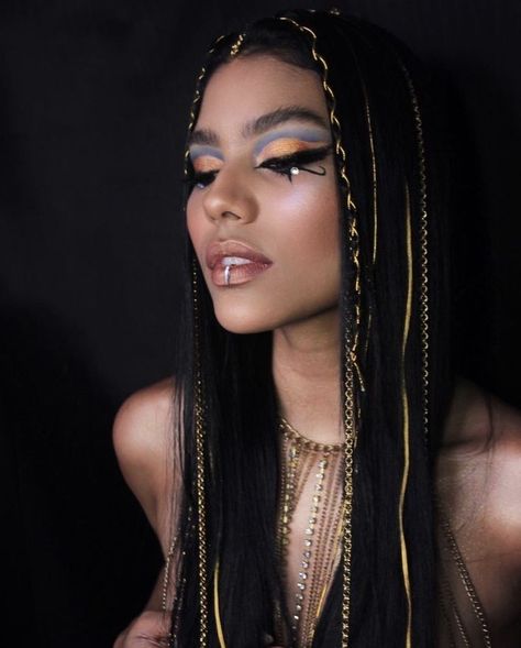 Cleopatra Halloween Costume Makeup, Egyptian Halloween Makeup, Cleopatra Cosplay Costume, Halloween Makeup Cleopatra, Egyptian Baddie, Metallic Halloween Costume, Egypt Makeup Cleopatra, Halloween Costumes Egypt, Egyptian Makeup Cleopatra