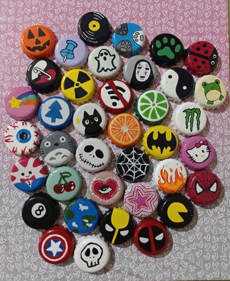 How To Make Badges Diy, What To Do When Bored Crafts, Soda Cap Crafts, Bottle Cap Pins Diy, Soda Cap Pins, Cute Crafts To Do When Bored, Diy Crafts To Do When Your Bored, Things To Make When Bored Diy Crafts, Cap Painting Ideas