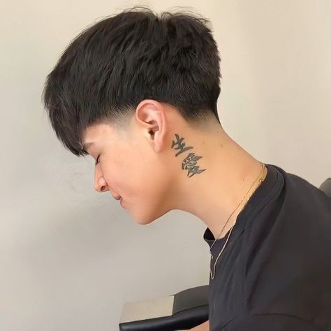 Men With Fluffy Hair, Taper Fade Long Hair, Taper Fade Short Hair, Haircut Selfie, Photo Hijab, Mens Haircuts Short Hair, Gents Hair Style, Men Haircut Curly Hair, Asian Haircut