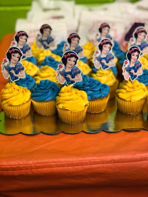 Snow White Cupcake Cake, Snow White Dessert Table, Snow White Theme Cake, Snow White Smash Cake First Birthdays, Simple Snow White Cake, Snow White Cupcakes, Snow White Birthday Party, Snow White Birthday, Snow White Party