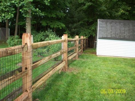 Do you need a fence that doesn't make you broke? Learn how to build a fence with this collection of 27 DIY cheap fence ideas. Cheap Fence Ideas, Cheap Garden Fencing, Diy Dog Fence, Country Backyards, Fence Options, Country Fences, Privacy Fence Designs, Cheap Fence, Fence Garden