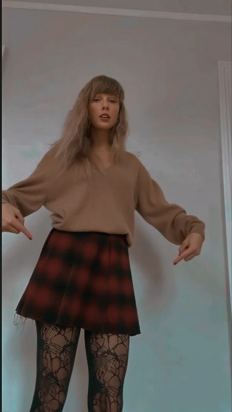 taylor swift Taylor Swift Casual, Japan Outfits, Red Plaid Skirt, London Outfit, Autumn Fits, Taylor Swift Red, Taylor Swift Outfits, Taylor Swift Videos, Red Taylor