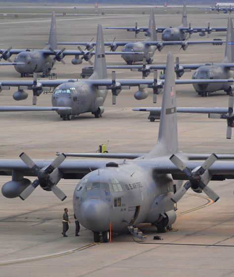 US Air Force Base, C-130s Us Air Force Bases, C130 Hercules, Photo Avion, C 130, Military Hardware, Essay Questions, Book Clubs, Pajero Sport, Military Jets