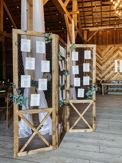 Rustic Chicken Wire Table Chart Farmhouse Wedding Seating Chart, Chicken Wire Table Seating Chart, Chicken Wire Seating Chart Wedding, Wedding Seating Chart Rustic, Chicken Wire Wedding Decor, Chicken Wire Decorations, Barn Wedding Seating Chart, Western Seating Chart, Fall Wedding Seating Chart Ideas