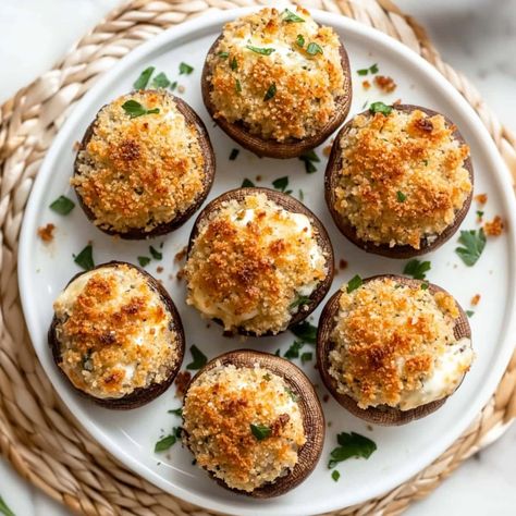 The easy stuffed mushrooms will be the star of any party! With cream cheese, onions, and crispy breadcrumbs, guests will gobble them right up. Pioneer Woman Stuffed Mushrooms, Stuffed Mushrooms With Cream Cheese, Easy Stuffed Mushrooms, New Year's Snacks, Stuffed Mushrooms Easy, Best Macaroni Salad, Cat Diet, Stuffed Mushroom, Hamburger Steak