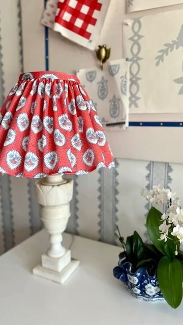 Pleated Lampshade Diy, Ruffled Lampshade, Diy Pleated Lampshade, English Cottage Christmas, Ruffle Lamp Shades, Diy Lampshade Makeover, Lampshade Tutorial, Lampshade Diy, Diy Lampshade