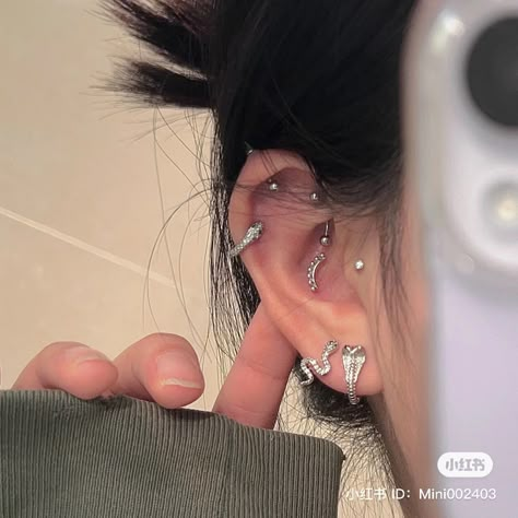 Ušný Piercing, Minimalist Ear Piercings, Cool Earrings, Cool Ear Piercings, Pretty Ear Piercings, Jewelry Ear, Cool Piercings, Cute Ear Piercings, Image Swag