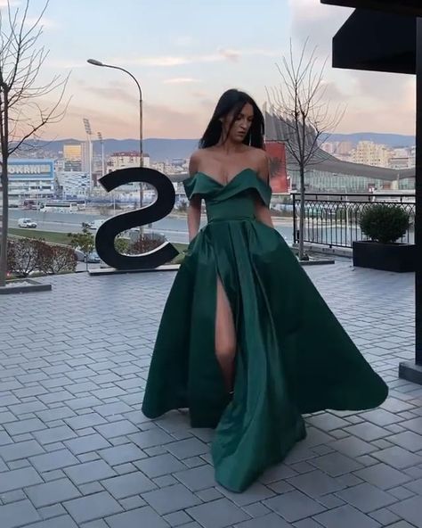 8c00dee24c9878fea090ed070b44f1ab Green Formal Dress, Black Ball Gown, Trendy Prom Dresses, Prom Dresses Formal, Senior Prom Dresses, Stunning Prom Dresses, Cute Prom Dresses, Pretty Prom Dresses, Looks Black