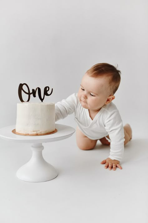 Малыш, бенто-торт, первый день рождение, фотосессия на годик Minimalist First Birthday Photoshoot, Minimal First Birthday Photoshoot, 1 Year Birthday Photoshoot At Home, Smashed Cake Photoshoot, Studio First Birthday Photo Shoot, Simple Cake Smash Photoshoot, First Year Photoshoot For Boy, Diy 1st Birthday Photo Shoot, Simple First Birthday Photoshoot