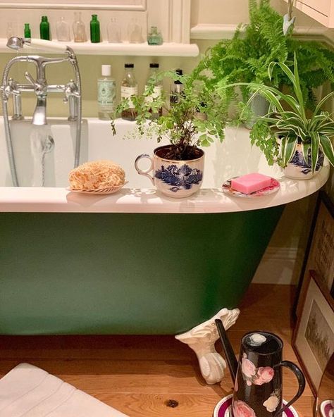 Green Bathtub, Bathroom Trailer, Green Bathrooms, Green Bathroom Ideas, Aesthetic Bath, Folk Victorian, Decorating Bathroom, Dark Green Aesthetic, Bathroom Remodel Shower