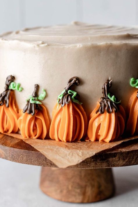 Best Pumpkin Cake, Brown Butter Cream Cheese Frosting, Brown Butter Cream Cheese, Pumpkin Buttercream, Cake With Layers, Cream Cheese Frosting Easy, Thanksgiving Cake, Butter Cream Cheese Frosting, Moist Pumpkin Bread