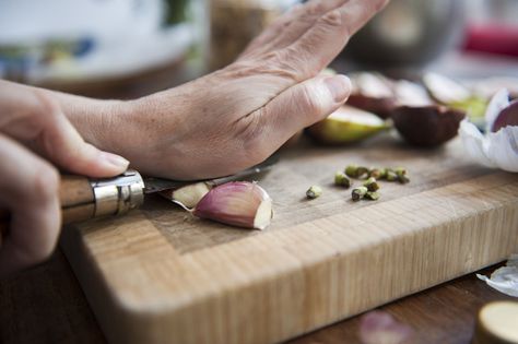 Eating Raw Garlic, Dried Cloves, Tooth Infection, Garlic Benefits, Raw Garlic, Garlic Head, Crushed Garlic, Fresh Garlic, Cheap Meals