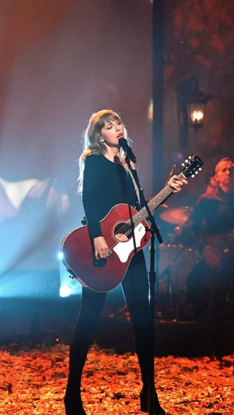 Taylor Swift Guitar, Loving Him Was Red, Estilo Taylor Swift, Taylor Swift Cute, Taylor Swift Posters, Swift Photo, Taylor Swift Red, Taylor Swift Hair, Red Taylor