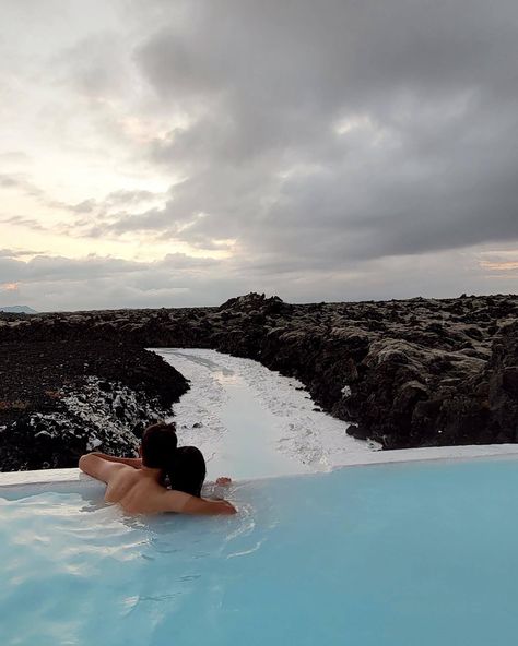 Couple picture at the blue lagoon in iceland Summer In Iceland, Iceland Inspo Pics, Honeymoon Iceland, Iceland Lagoon, Iceland Proposal, Iceland Couple, Spring Character, Couple In Iceland, Iceland Couple Photos