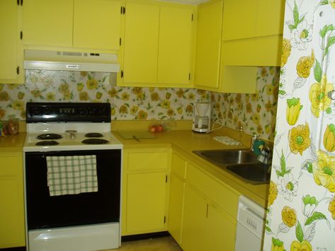 Ugly Apartment Decorating, Kitchen Cute, Ugly Kitchen, Lemon Kitchen, Kitchen Decor Apartment, Happy Kitchen, Pretty Kitchen, Yellow Kitchen, Kitchen Wallpaper