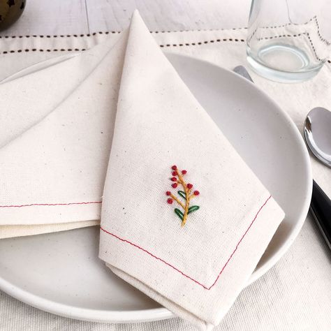 Embroidery Napkins, Embroider Ideas, Sewing Machine Thread, Diy Napkins, Lazy Daisy Stitch, Fabric Napkin, Embroidered Napkins, Embroidery Christmas, Christmas Napkins