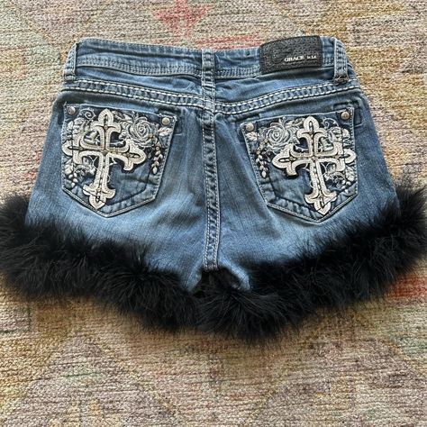 hand sewn fur trimmed shorts!! sooo y2k with the... - Depop Shorts With Fur Trim, Upcycled Shorts, Shorts Diy, Jean Upcycle, Yk2 Outfits, Goth Accessories, Diy Shorts, Thrift Flip, Diy Clothes Design