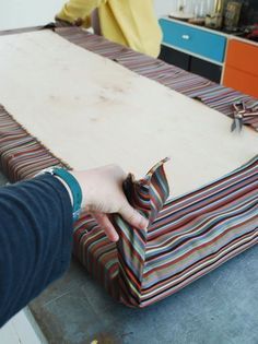 Refurbished Trunk, Upholstered Trunk, Diy Bench Seat, Camper Cushions, Diy Bank, Banquette Design, Camper Diy, Camper Redo, Sewing Cushions