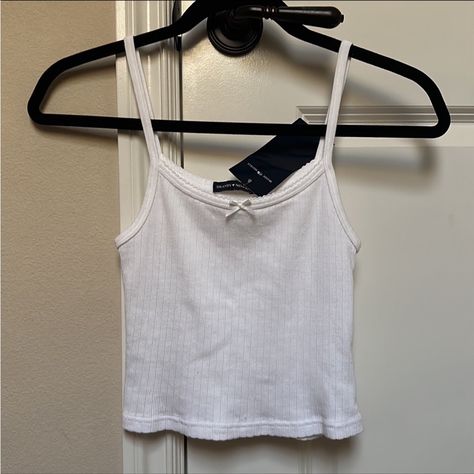 White Belle Bow Tank Top From Brandy Melville. Super Cute And Dainty, Perfect For Warm Summer Weather Or As Pajamas. Brand New With The Tag. Brandy Melville White Tank Top, White Brandy Melville Top, Brandy Clothes, Thrift Board, Bow Tank Top, Outfit Wishlist, Belle Bow, Tops Brandy Melville, Brandy Melville Outfits