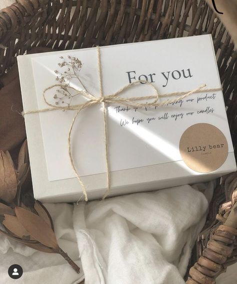 Brown Gift Box Ideas, Boho Packaging Ideas, White Gift Box Ideas, Aesthetic Gift Box Ideas, Gift Box Aesthetic, Cute Packaging Ideas, Hampers Packaging, White Box Packaging, Pretty Gift Wrapping Ideas