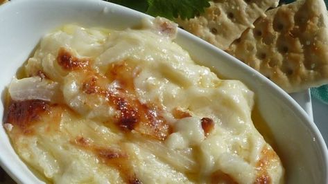 Thinly-sliced Vidalia sweet onion is baked in a mixture of mayonnaise, Swiss cheese, and Parmesan cheese for this creamy dip. Vidalia Onion Recipes, Vidalia Onion Dip, Southern Appetizers, Bread Bowl Recipe, Onion Dip Recipe, Vidalia Onion, Cheesy Dip, Stuffed Pepper Dip, Vidalia Onions