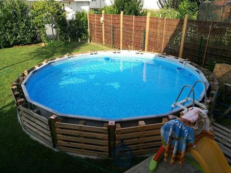 How to Reuse and Recycle Wood Pallets in Gardens and Outdoor Rooms, 55 DIY Ideas Pallets Around Pool, Round Swimming Pool Ideas, Pallets Around Above Ground Pool, Deck Around Above Ground Pool, Diy Pool Ideas, Decks For Above Ground Pools, Raised Pools, Pool Float Storage, Decks Around Pools