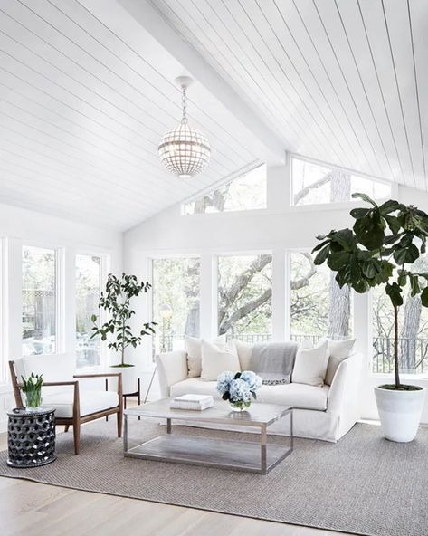 11 Stunning Vaulted Ceilings | COCOCOZY Cozy Sunroom Decorating Ideas, Cozy Sunroom, Small Sunroom, All Season Room, Shabby Chic Decor Living Room, Four Seasons Room, Farm House Livingroom, Sunroom Furniture, Sunroom Addition