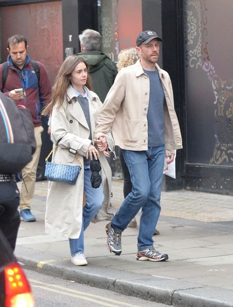 The Lily Collins Guide to Tourist Style Tourist Style, Camille Razat, Plain White Sneakers, Jumper And Jeans, Lily Collins Style, Best White Sneakers, Days Out In London, Walk Outside, La Shirt