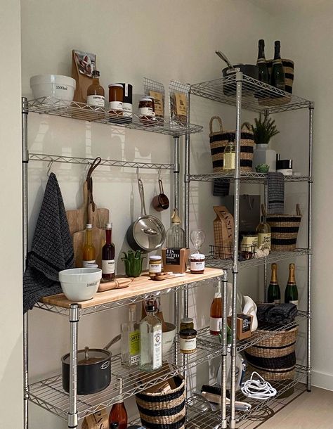 European Small Bathroom, Aesthetic Kitchen Organization, Bakers Rack Ideas, Deco Studio, Apartment Decor Inspiration, Apartment Kitchen, Apartment Inspiration, Apartment Interior, Interior Inspo