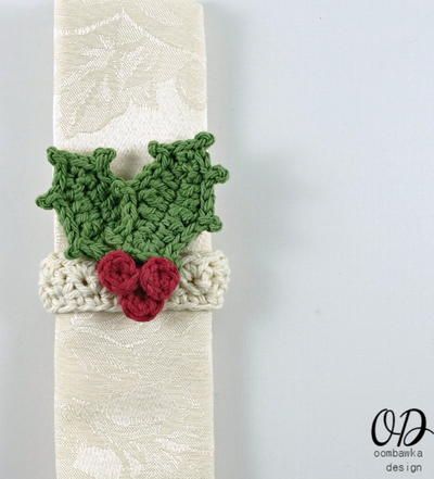 "Super easy to make - quickly add a little bit of handmade to your Christmas or holiday table setting with this quick napkin ring. Embellish with your favorite embellishment or with the holly embellishment." Crochet Napkin Holder, Crochet Napkin Rings, Xmas Crochet, Holiday Napkin Rings, Holiday Crochet Patterns, Crocheted Christmas, Crochet Wreath, Christmas Napkin Rings, Silverware Holder