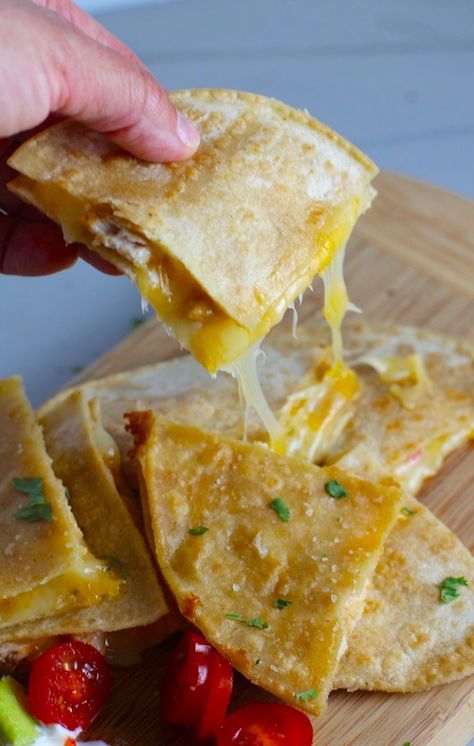 Corn Tortilla Quesadilla, Recipe Quesadillas, Corn Tortilla Pizza, Tortilla Quesadilla, Easy Tortilla Recipe, Pizza Quesadilla, Corn Tortilla Recipes, Quesadilla Maker, Chicken And Cheese