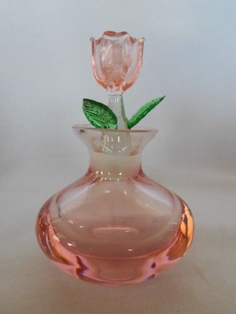 Peach Perfume, Pretty Perfume Bottles, Perfume Bottle Design, Perfume Bottle Art, Fragrance Bottle, Beautiful Perfume Bottle, Antique Perfume Bottles, Beautiful Perfume, Antique Perfume