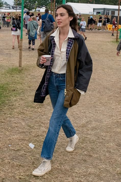 Alexa Chung Style, Vanessa Kirby, Camille Rowe, Barbour Jacket, Outfit Vintage, Tomboy Outfits, Mode Inspo, Alexa Chung, Celeb Style