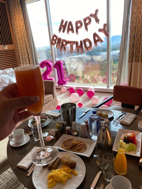 Birthday Breakfast Ideas Aesthetic, Birthday Trip Decorations, 21 Birthday Las Vegas, 21st Birthday Travel Ideas, Las Vegas 21st Birthday Outfit, 21 Birthday Vegas, 21st Birthday In Las Vegas, Vacation Birthday Ideas, Las Vegas Birthday Party