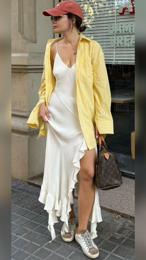 #BEAUTY ,#REALATIONSHIPS #Fashion #Outfits #Summer Outfits #Animals Street Style 2024 Summer Trends, Summer 2024 Fashion Trends Street Style, Street Style 2025, Street Style 2024 Summer, Summer Street Style 2024, Street Style 2020 Summer, Carrie Bradshaw Dresses, Hot Day Outfit, Casual Glam