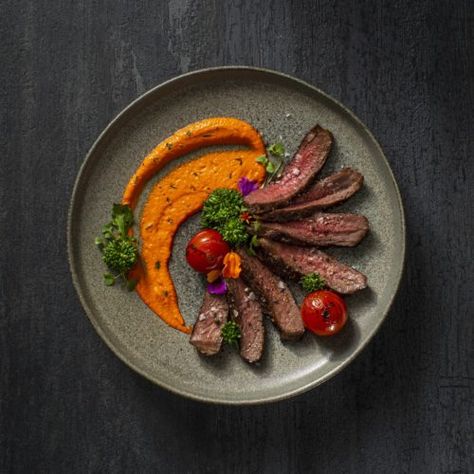 Fancy Food Plating, Restaurant Plating Ideas, Chefs Plate Recipes, Steak Plating Presentation, How To Plate Food Like A Pro, Plating Steak, Meat Plating, Steak Plating, Food Plating Ideas