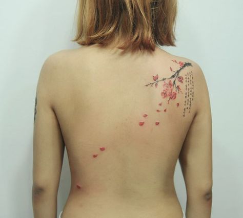 Ces 15 tatouages sont si bien faits qu'on croirait voir des peintures à l'aquarelle ! Sublime ! Cherry Blossom Tattoo Shoulder, Mandala Tattoos For Women, Lillies Tattoo, Sakura Tattoo, Cherry Tattoos, Cross Tattoos For Women, Vine Tattoos, Heart Tattoo Designs, Red Tattoos