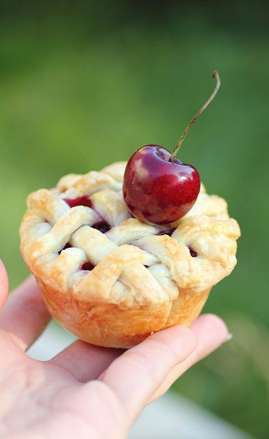 Recipe for Mini Cherry Pies - If pies are the new cupcake then these mini cherry pies can rival any cupcakes in the cuteness category and they're 100% home-made and so delicious! Mini Cherry Pies, Mini Pie, Mini Quiches, Cupcake Pan, Blueberry Pie, Snacks Für Party, Yummy Sweets, Cherry Pie, Eat Dessert