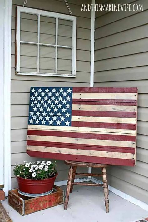 Patriotic Crafter Challenge! • 1001 Pallets Pallet American Flag, Pallet Flag, Koti Diy, Diy Projektit, Wooden Pallet Furniture, Pallet Decor, Wooden Pallet Projects, Pallet Outdoor, Recycled Pallets