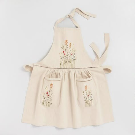 Simple Apron Kids, Cute Lace Apron, Childrens Pinafore Apron Pattern, Adding Ruffle To Apron, Pinafore Apron Heart's Desire Clothing, Lovecore Apron, Apron Embroidery Flowers, Child Pinafore Apron Pattern, Embordery Apron