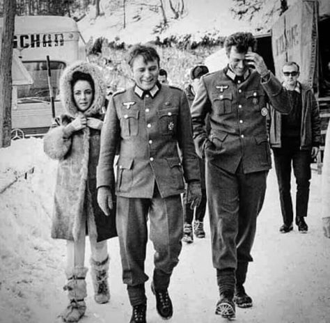 Elizabeth Taylor, Richard Burton and Clint Eastwood on the set of “Where Eagles Dare”, 1968. ----------------- Elizabeth Taylor, Richard Burton a Clint Eastwood na scéne „Where Eagles Dare“, 1968. Elizabeth Taylor Richard Burton, Richard Burton Elizabeth Taylor, Where Eagles Dare, Egyptian Movies, 70s Nostalgia, Richard Burton, Historical Pictures, Clint Eastwood, Golden Age Of Hollywood