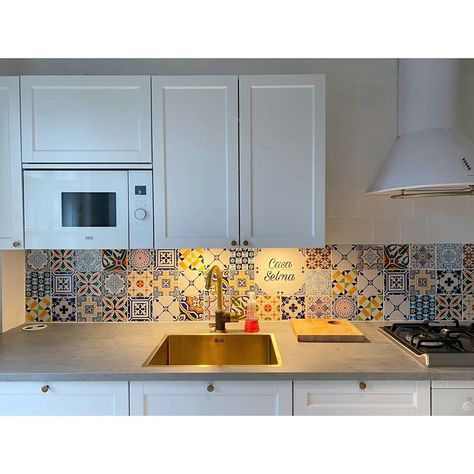 Modern English Kitchen, Portuguese Tiles Kitchen, Hand Painted Tiles Kitchen, Facade Tiles, Tiles Portuguese, Kitchen Decor Tiles, Blue Kitchen Tiles, Patterned Kitchen Tiles, Patterned Tile Backsplash