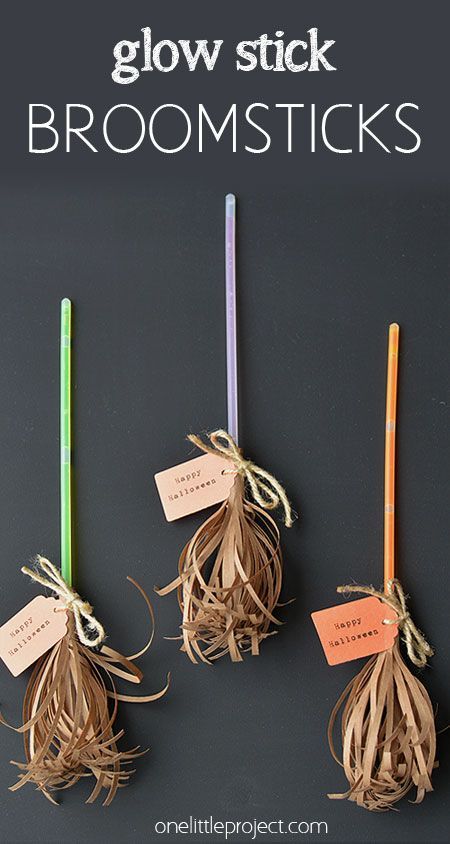 Glow stick broomsticks - cute favor for Halloween or a Harry Potter party! Diy Halloween Dekoration, Diy Halloween Party, Cumpleaños Harry Potter, Festa Harry Potter, Anniversaire Harry Potter, Theme Harry Potter, Harry Potter Birthday Party, Harry Potter Halloween, Adornos Halloween