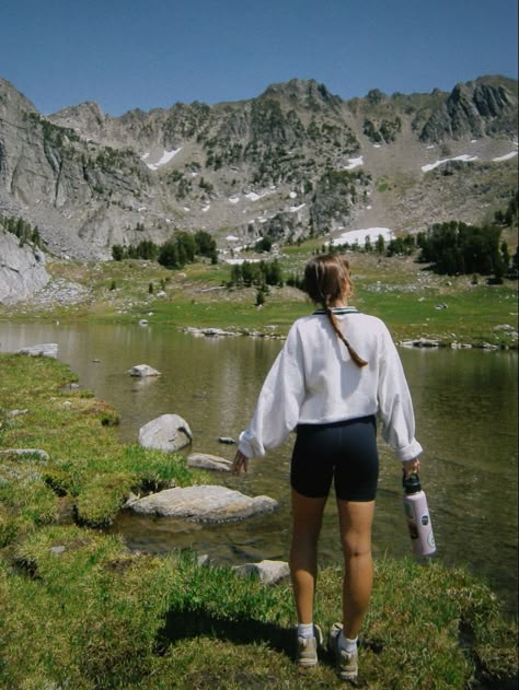 Dolomites Hiking Outfit, European Hiking Outfit, Swiss Hiking Outfit, Mountain Hike Outfit, Hiking Summer Aesthetic, Hiking Vision Board, Dolomites Outfit, Aesthetic Hiking Pictures, Mountain Trip Aesthetic