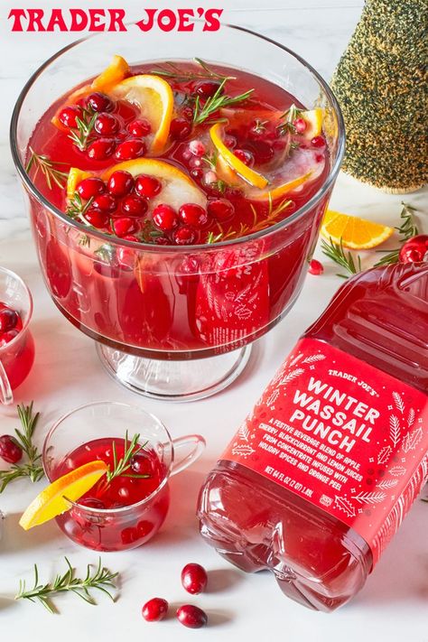 Wassail Punch, Christmas Mocktails, Wassail Recipe, Winter Cocktails Recipes, Punch Cocktails, Favorite Things Party, Holiday Punch, Christmas Punch, Black Currant