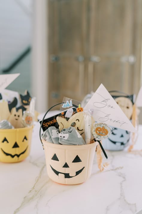 Diy Halloween Party Favors, Halloween Food Decorations, Boo Basket Ideas, Pumpkin Boo, Fall Gift Baskets, Boo Gift, Halloween Gift Baskets, Baskets For Kids, Boo Baskets