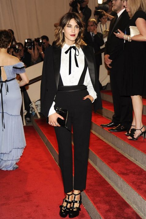 Womens Tuxedo Outfit, Women Tuxedo Outfit, Women In Tuxedos, Tuxedo Women Suits, Alexa Chung Style, Black Tie Suit, Women In Suits, Tuxedo Women, Tomboy Chic